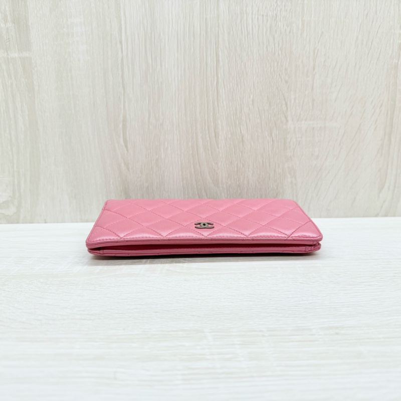 CHANEL粉色羊皮銀扣菱格對開長夾/A31509-4
