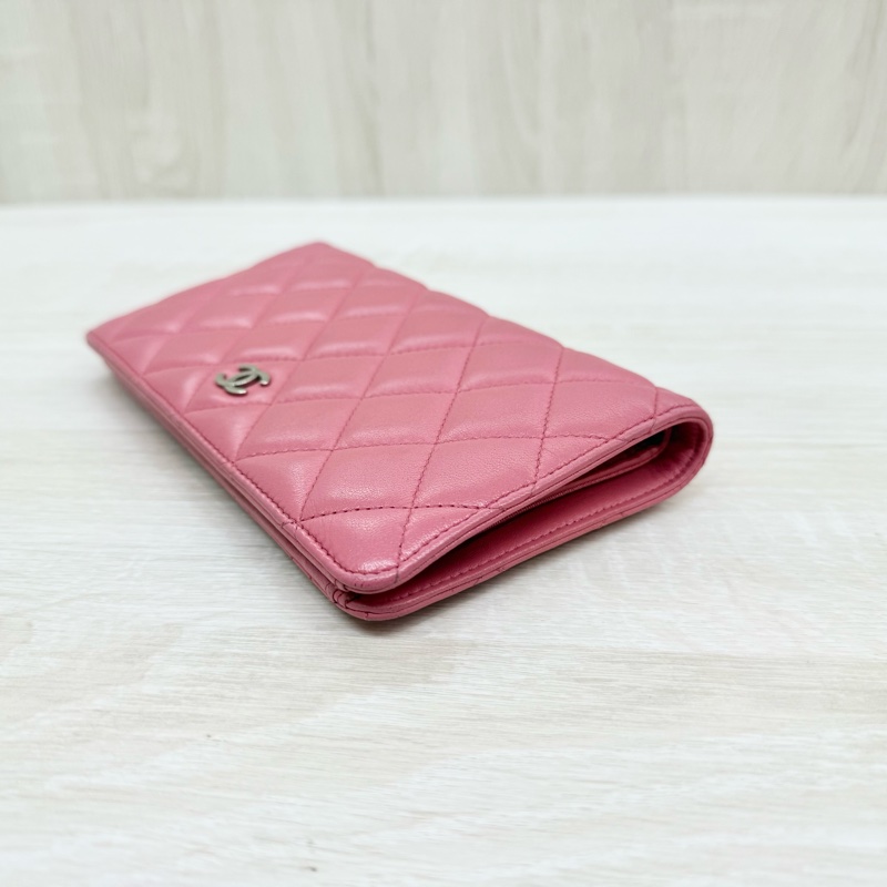 CHANEL粉色羊皮銀扣菱格對開長夾/A31509-5