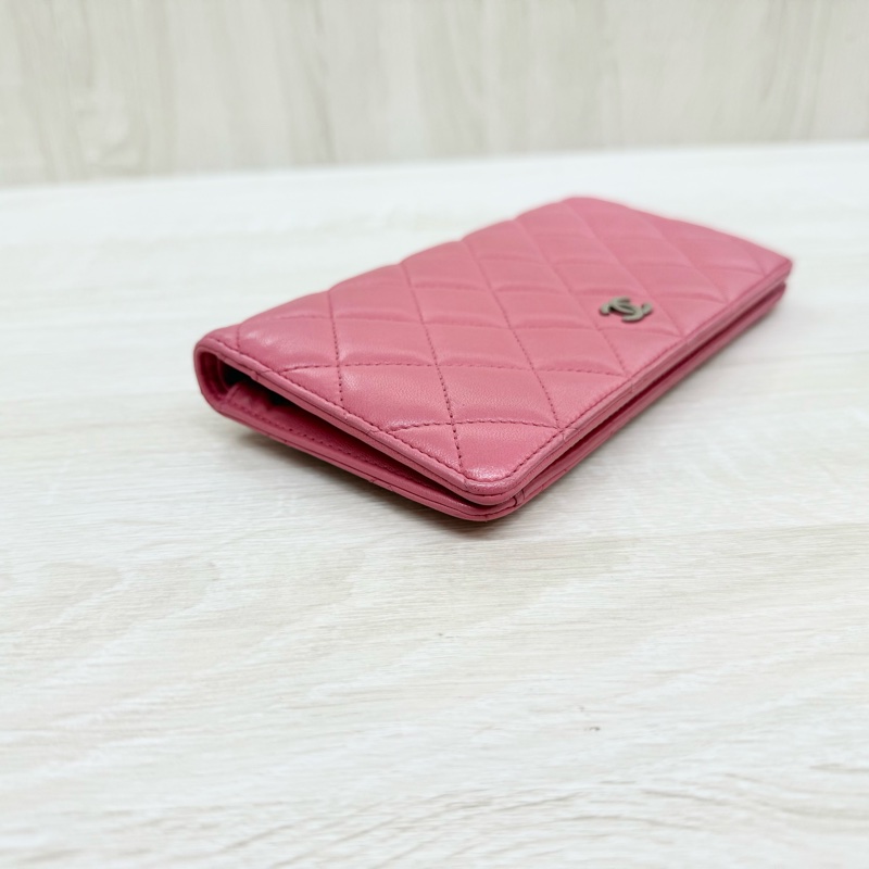 CHANEL粉色羊皮銀扣菱格對開長夾/A31509-6