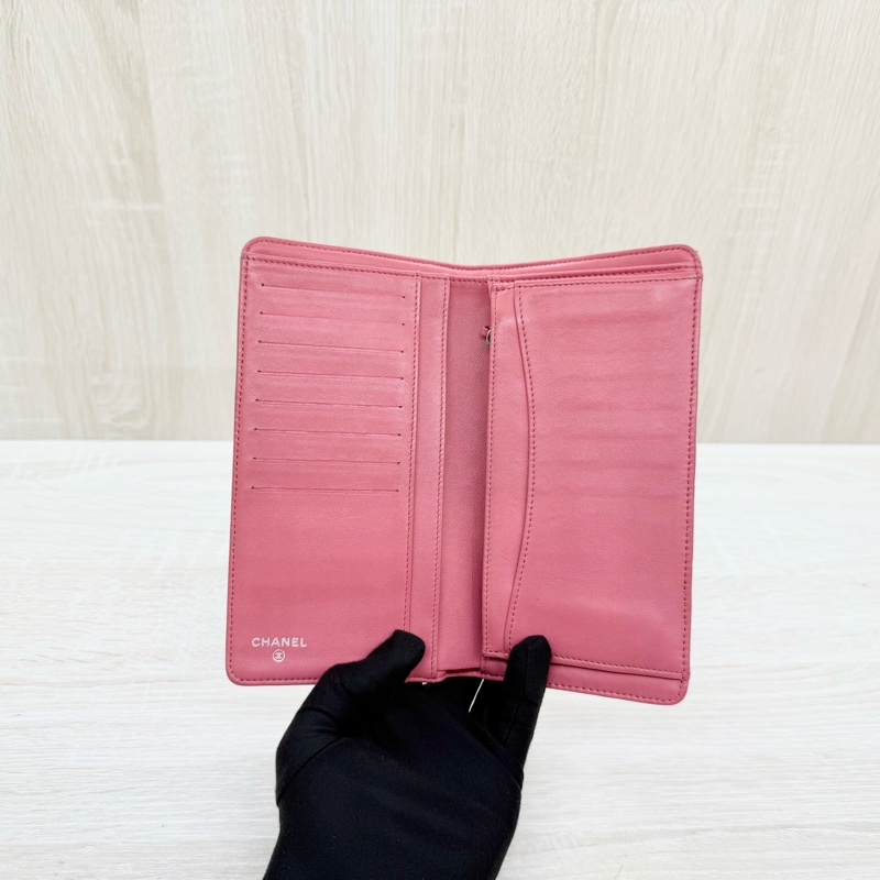 CHANEL粉色羊皮銀扣菱格對開長夾/A31509-7