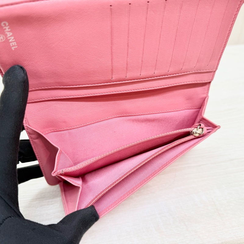 CHANEL粉色羊皮銀扣菱格對開長夾/A31509-9