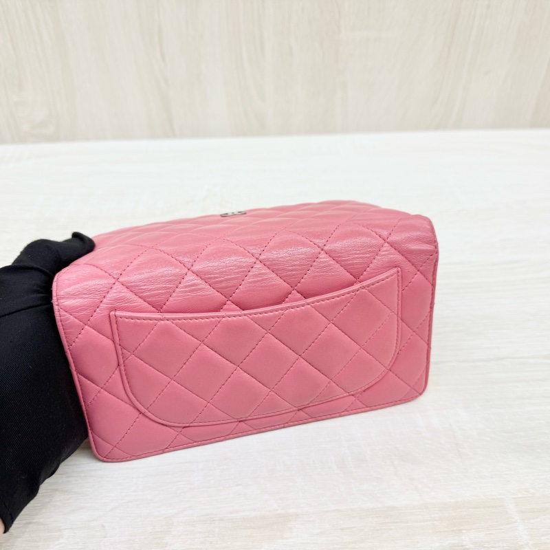 CHANEL粉色羊皮銀扣菱格對開長夾/A31509-10