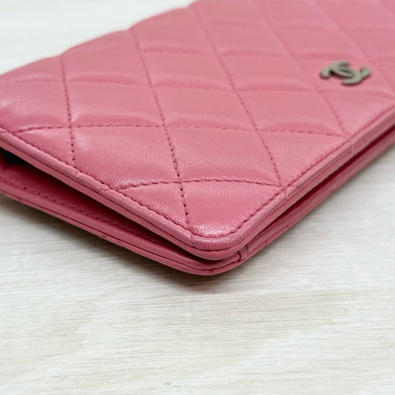 CHANEL粉色羊皮銀扣菱格對開長夾/A31509-13