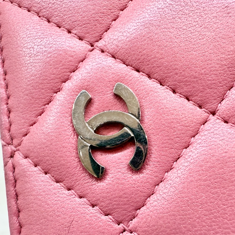 CHANEL粉色羊皮銀扣菱格對開長夾/A31509-14