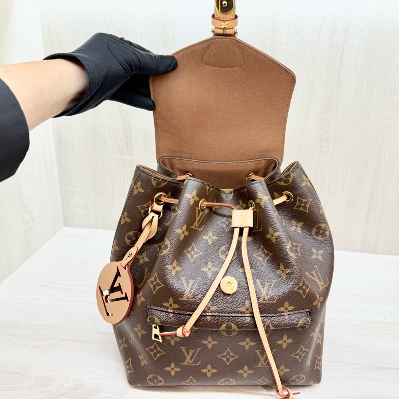 LV原花磁釦束口抽繩簍空吊牌後背包M45501-7