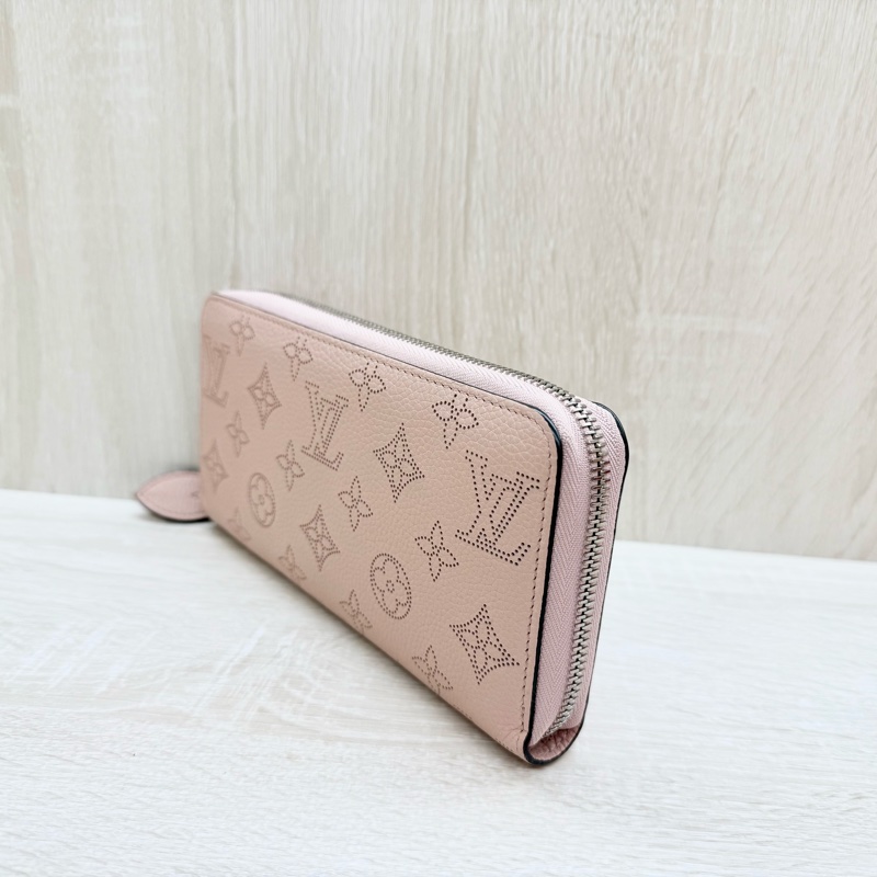 LV粉色牛皮洞洞Mahina Zippy拉鍊長夾/M61868-3