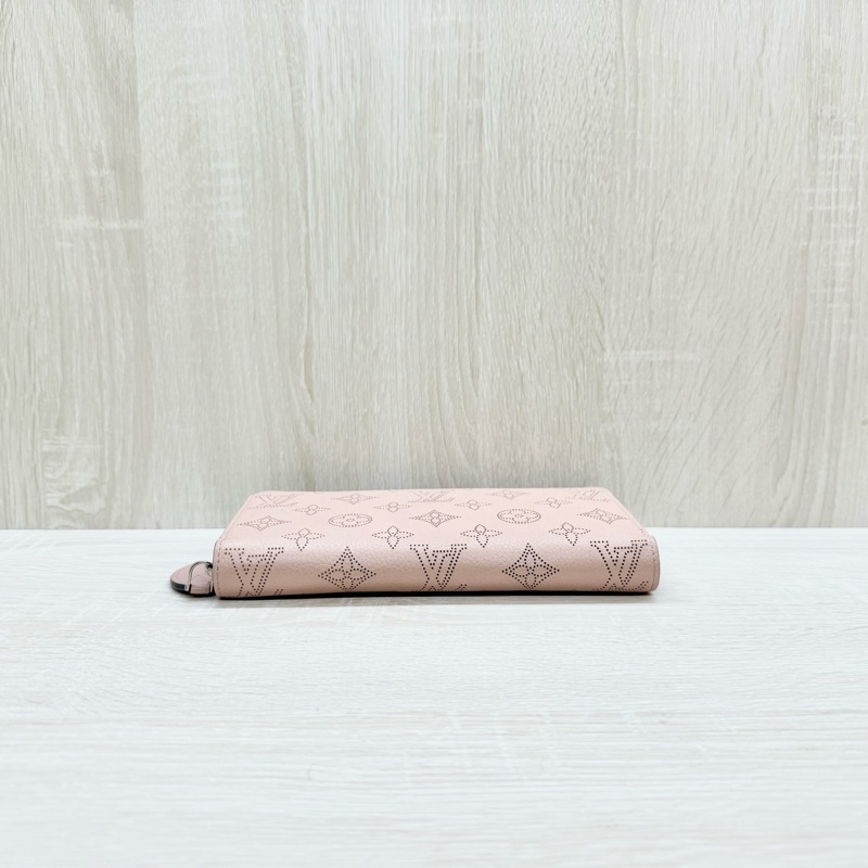 LV粉色牛皮洞洞Mahina Zippy拉鍊長夾/M61868-7