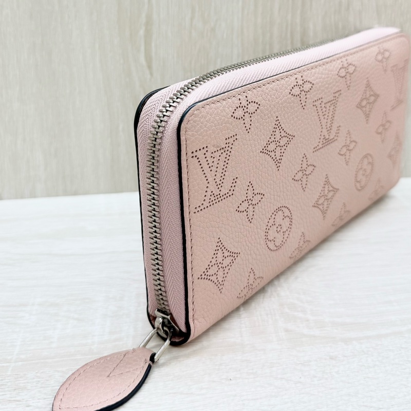 LV粉色牛皮洞洞Mahina Zippy拉鍊長夾/M61868-14