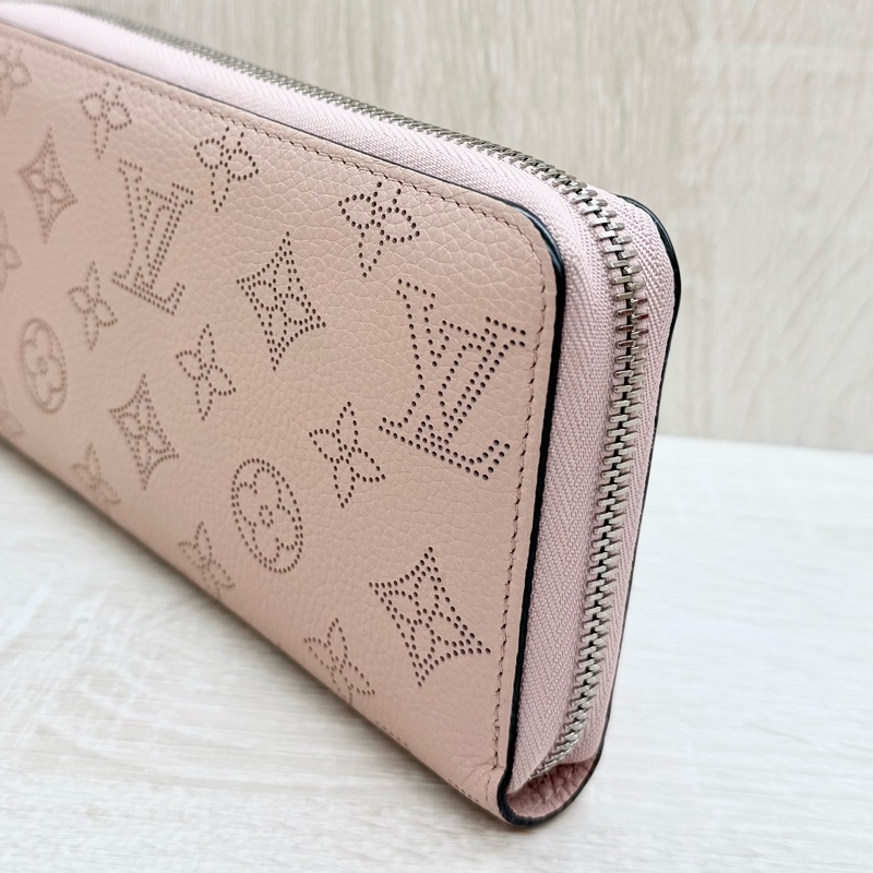 LV粉色牛皮洞洞Mahina Zippy拉鍊長夾/M61868-15