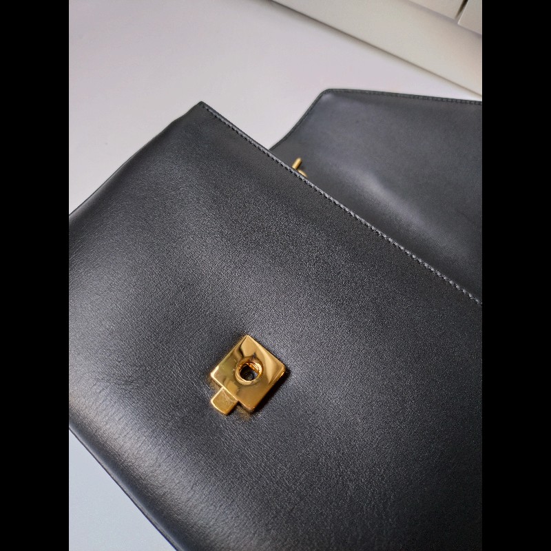 Gucci 金鍊水鑽虎頭黑皮革口蓋包-14