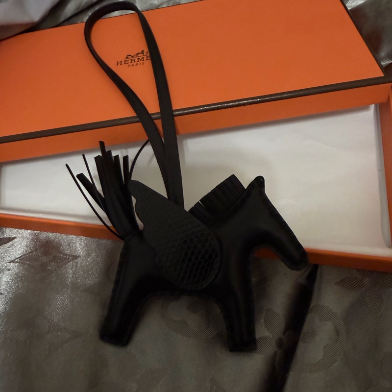 愛馬仕 Hermès 赫馬 小馬吊飾 Pégase PM｜黑色蜥蜴皮尾翼｜稀有特殊皮革款-0