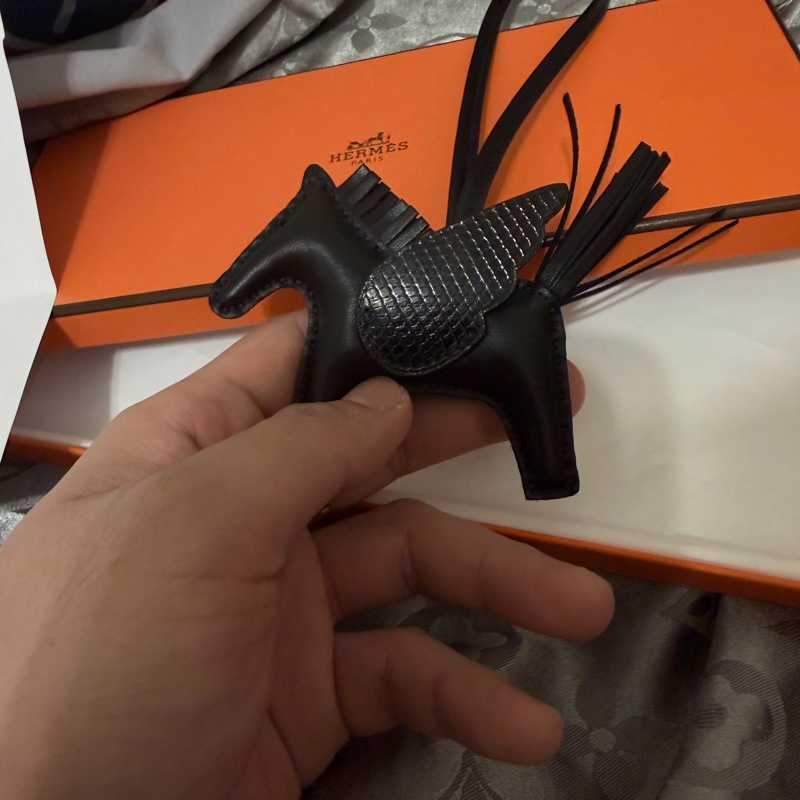 愛馬仕 Hermès 赫馬 小馬吊飾 Pégase PM｜黑色蜥蜴皮尾翼｜稀有特殊皮革款-1