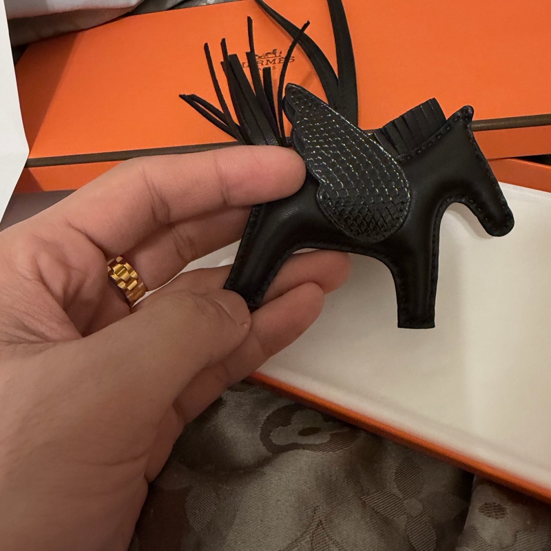 愛馬仕 Hermès 赫馬 小馬吊飾 Pégase PM｜黑色蜥蜴皮尾翼｜稀有特殊皮革款-2