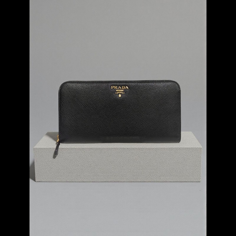 莉亞精品♡PRADA 黑金拉鍊長夾 九新美品-0