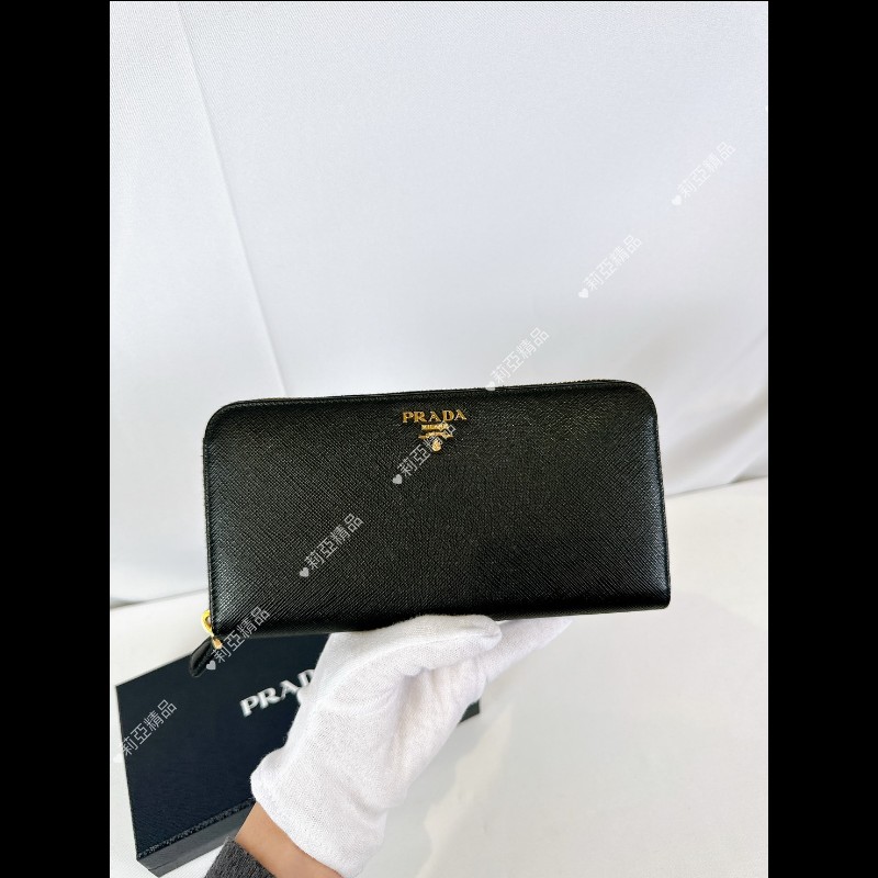 莉亞精品♡PRADA 黑金拉鍊長夾 九新美品-1