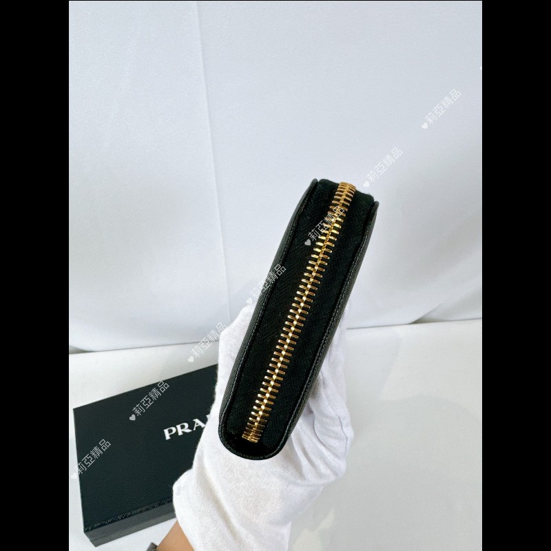 莉亞精品♡PRADA 黑金拉鍊長夾 九新美品-3