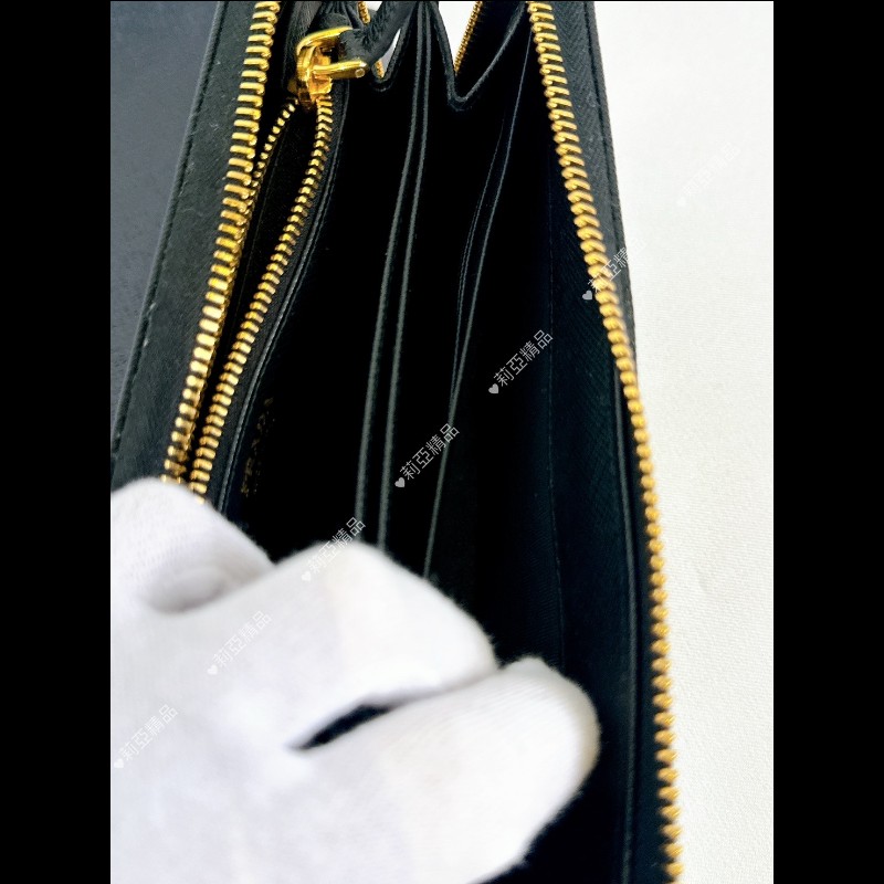 莉亞精品♡PRADA 黑金拉鍊長夾 九新美品-11
