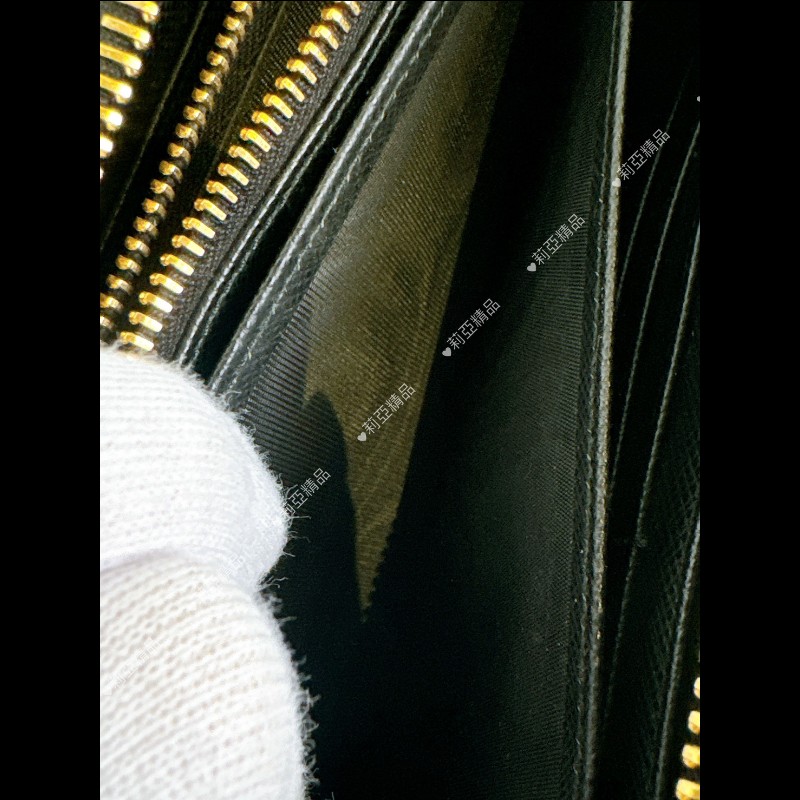 莉亞精品♡PRADA 黑金拉鍊長夾 九新美品-12