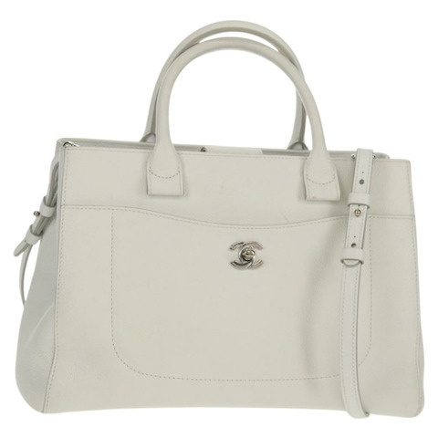 香奈兒 Neo Executive 手提包，魚子醬紋皮革，兩用款，白色/銀色雙C標誌，貨號 BA7294M