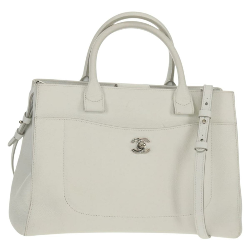 【日本直送】香奈兒 Neo Executive 手提包，魚子醬紋皮革，兩用款，白色/銀色雙C標誌，貨號 BA7294M-0