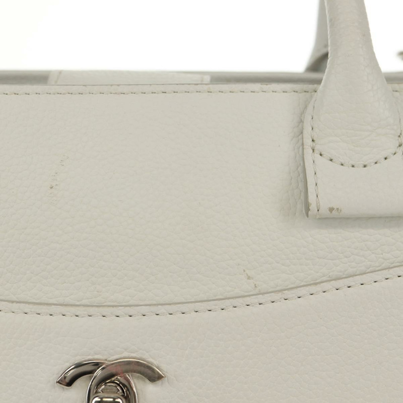 【日本直送】香奈兒 Neo Executive 手提包，魚子醬紋皮革，兩用款，白色/銀色雙C標誌，貨號 BA7294M-1