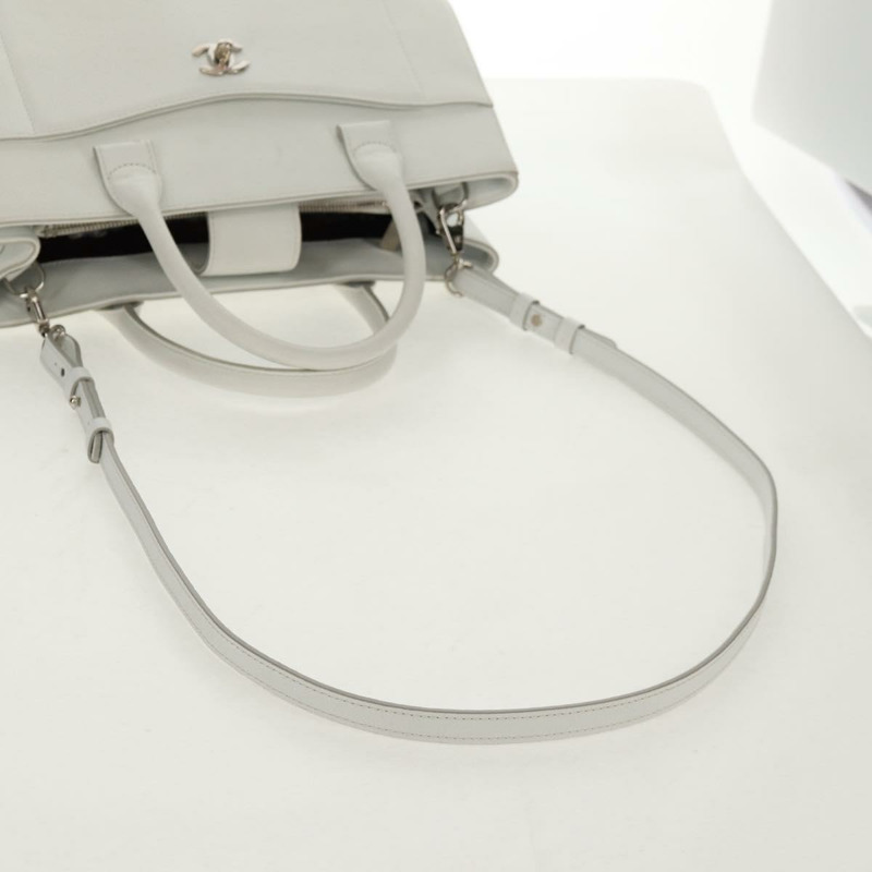 【日本直送】香奈兒 Neo Executive 手提包，魚子醬紋皮革，兩用款，白色/銀色雙C標誌，貨號 BA7294M-6