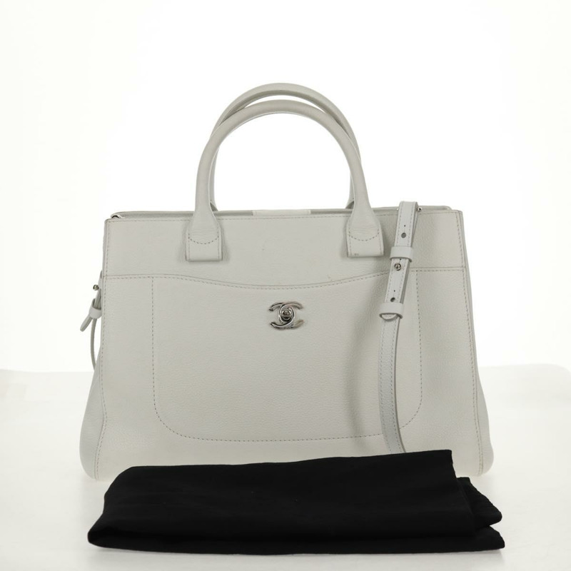 【日本直送】香奈兒 Neo Executive 手提包，魚子醬紋皮革，兩用款，白色/銀色雙C標誌，貨號 BA7294M-11