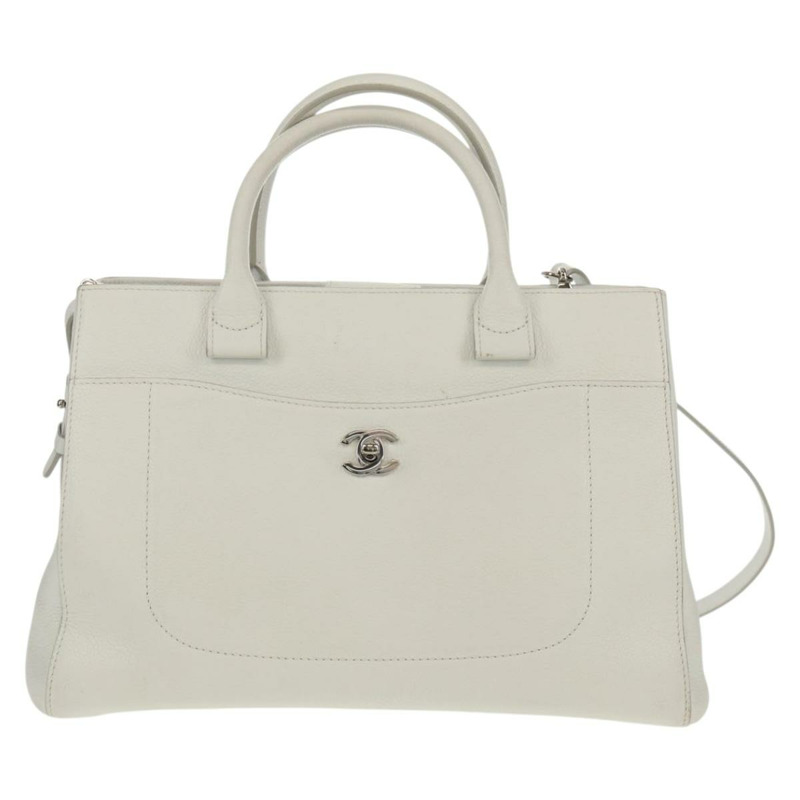 【日本直送】香奈兒 Neo Executive 手提包，魚子醬紋皮革，兩用款，白色/銀色雙C標誌，貨號 BA7294M-12