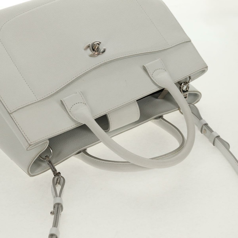 【日本直送】香奈兒 Neo Executive 手提包，魚子醬紋皮革，兩用款，白色/銀色雙C標誌，貨號 BA7294M-13
