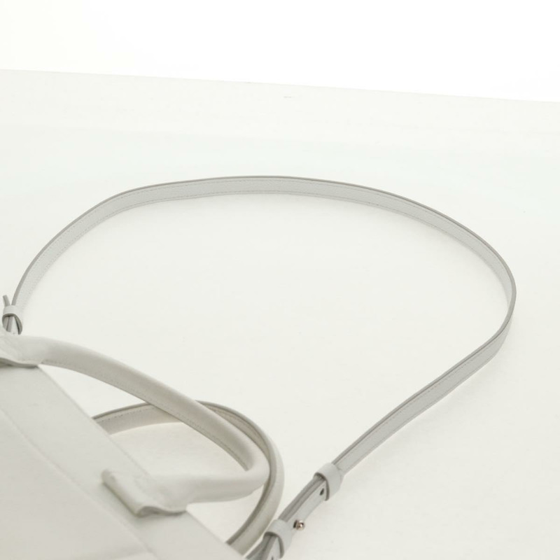 【日本直送】香奈兒 Neo Executive 手提包，魚子醬紋皮革，兩用款，白色/銀色雙C標誌，貨號 BA7294M-17