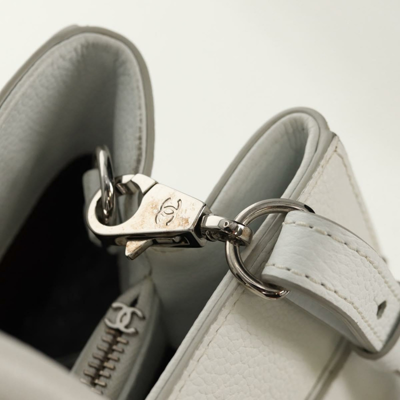 【日本直送】香奈兒 Neo Executive 手提包，魚子醬紋皮革，兩用款，白色/銀色雙C標誌，貨號 BA7294M-22