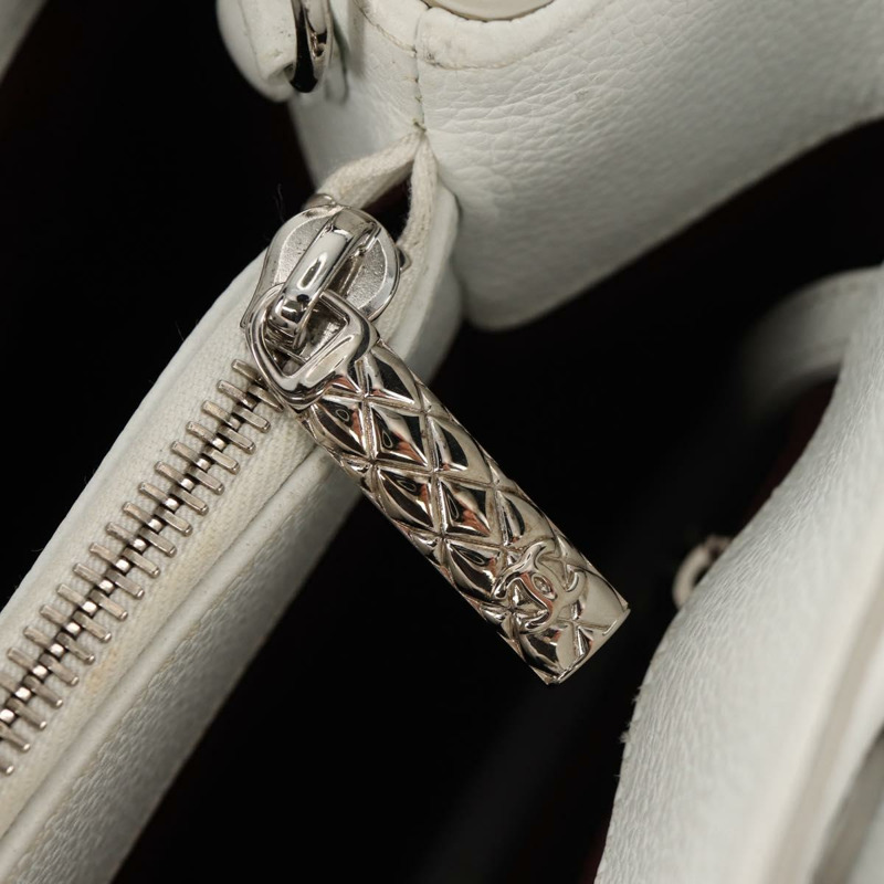 【日本直送】香奈兒 Neo Executive 手提包，魚子醬紋皮革，兩用款，白色/銀色雙C標誌，貨號 BA7294M-27