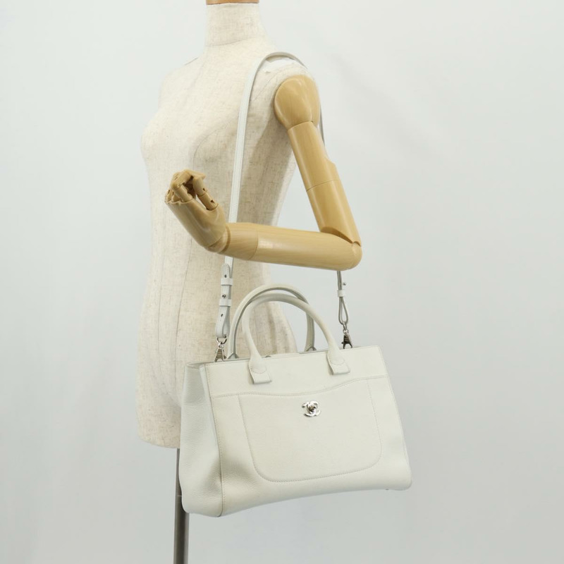 【日本直送】香奈兒 Neo Executive 手提包，魚子醬紋皮革，兩用款，白色/銀色雙C標誌，貨號 BA7294M-31