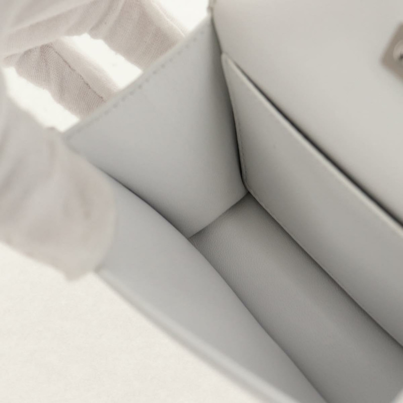 【日本直送】Salvatore Ferragamo 白色銀色皮革手拿包（正品）150881AV-21