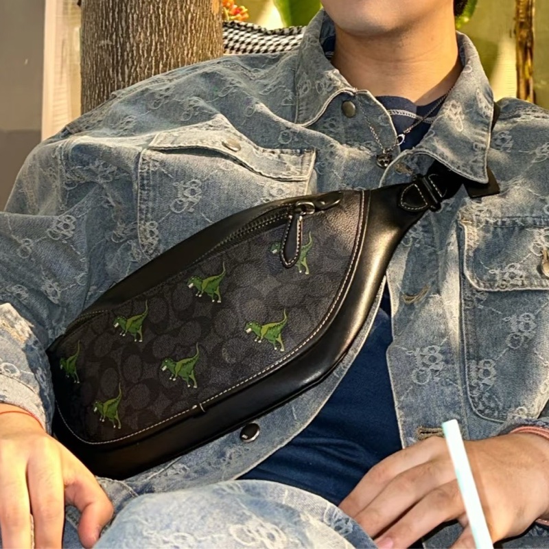 莉亞精品♡Coach 恐龍胸包 二手-1