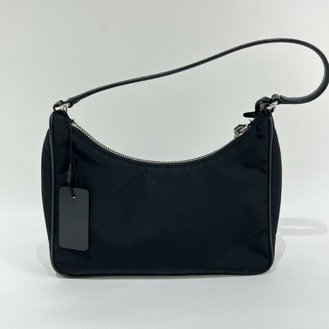 Prada/普拉達黑色hobo手提包。