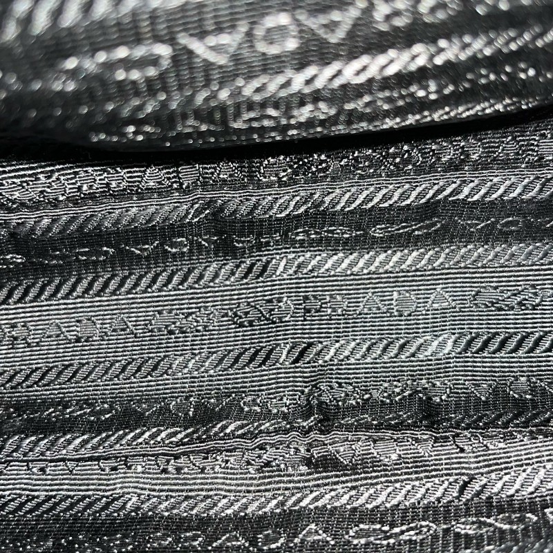 Prada/普拉達黑色hobo手提包。-6