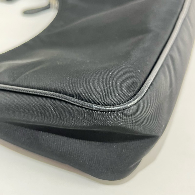 Prada/普拉達黑色hobo手提包。-11