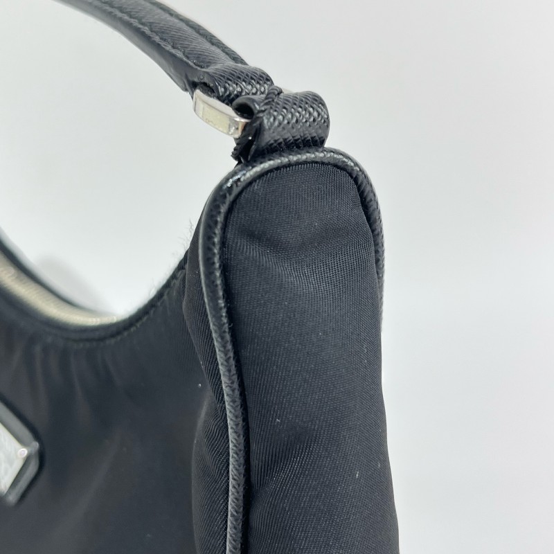 Prada/普拉達黑色hobo手提包。-14