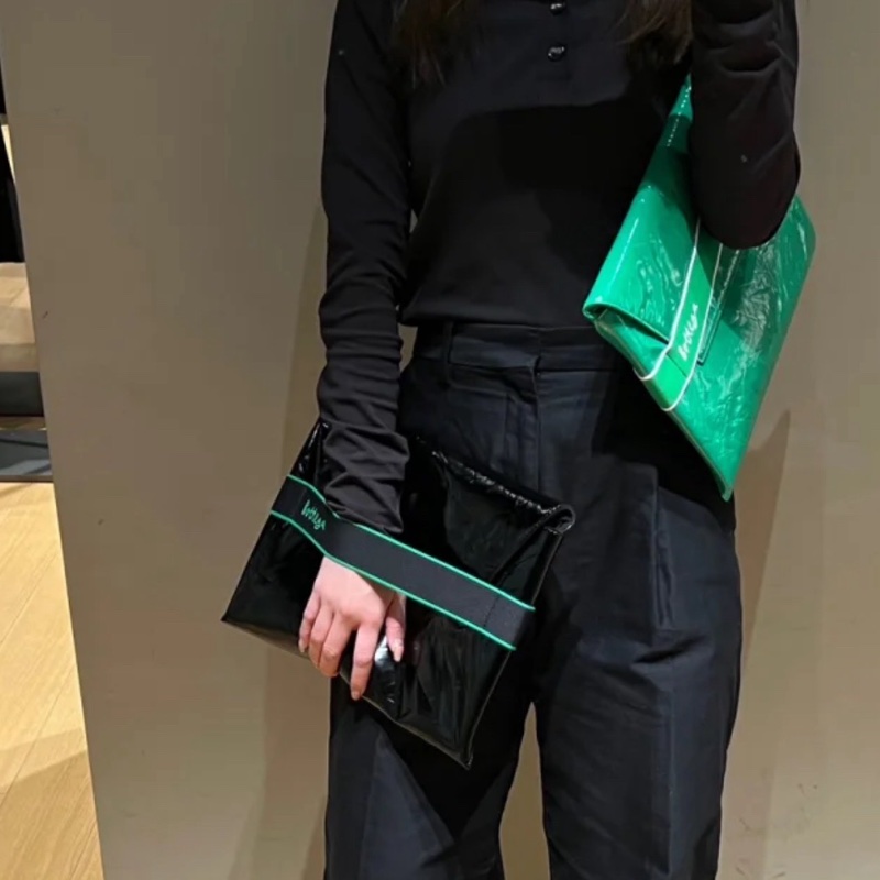 莉亞精品♡BV 701266手拿包 黑綠 二手-1