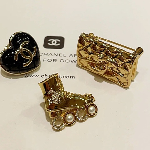 CHANEL 直排輪胸針Brooch 24C 俏皮童趣🎠金色珍珠水鑽💓細節滿滿
