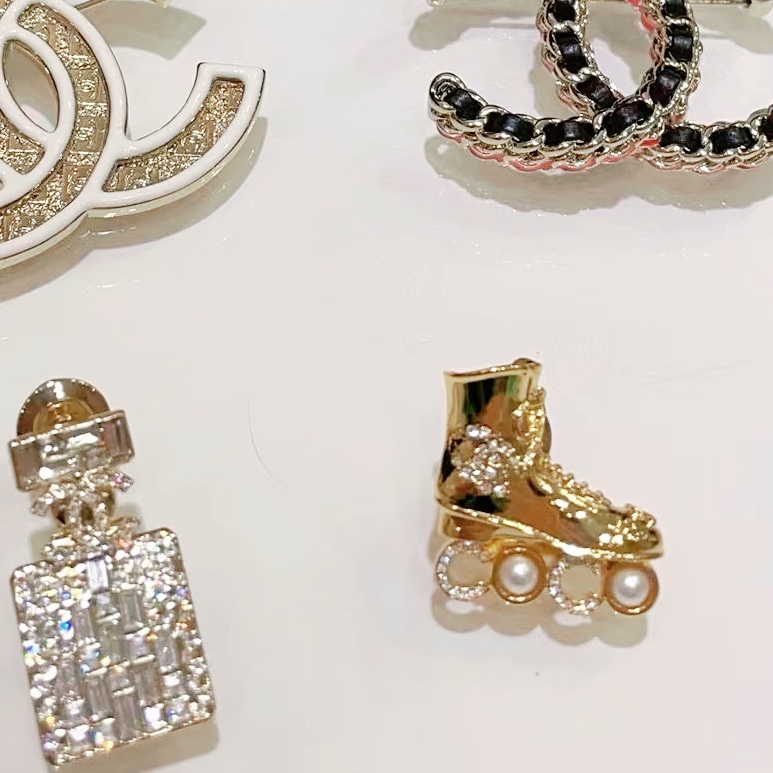 CHANEL 直排輪胸針Brooch 24C 俏皮童趣🎠金色珍珠水鑽💓細節滿滿-2