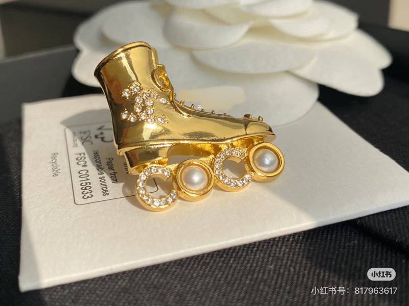 CHANEL 直排輪胸針Brooch 24C 俏皮童趣🎠金色珍珠水鑽💓細節滿滿-4