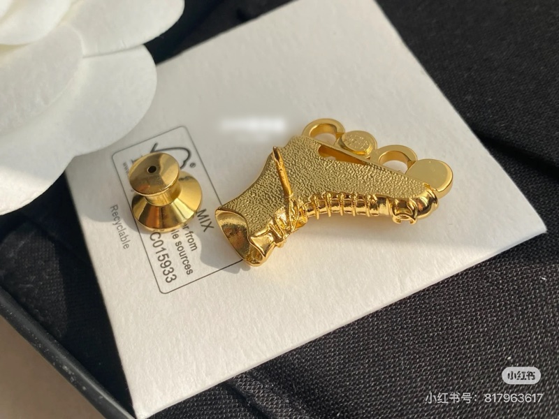 CHANEL 直排輪胸針Brooch 24C 俏皮童趣🎠金色珍珠水鑽💓細節滿滿-7