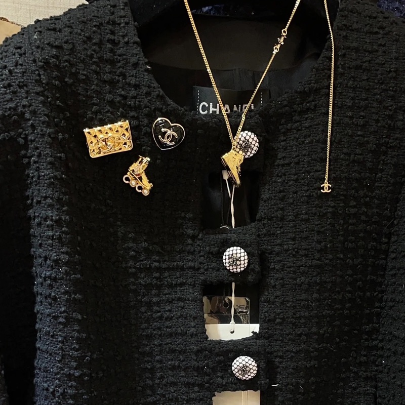 CHANEL 直排輪胸針Brooch 24C 俏皮童趣🎠金色珍珠水鑽💓細節滿滿-8