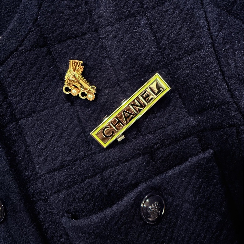 CHANEL 直排輪胸針Brooch 24C 俏皮童趣🎠金色珍珠水鑽💓細節滿滿-10