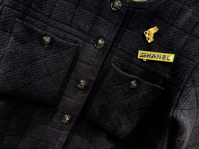 CHANEL 直排輪胸針Brooch 24C 俏皮童趣🎠金色珍珠水鑽💓細節滿滿-11