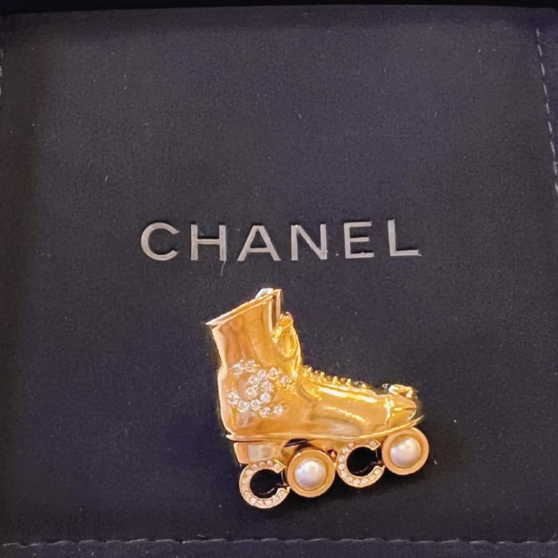 CHANEL 直排輪胸針Brooch 24C 俏皮童趣🎠金色珍珠水鑽💓細節滿滿-12