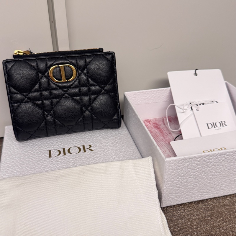 Dior Caro Dahlia 九五新短夾錢包 黑色柔軟 Cannage 籐格紋小牛皮-0