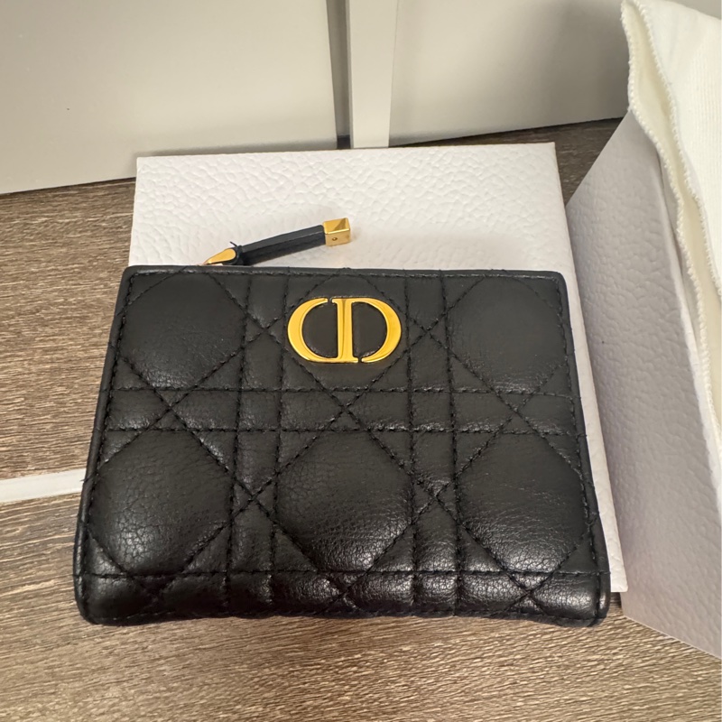 Dior Caro Dahlia 九五新短夾錢包 黑色柔軟 Cannage 籐格紋小牛皮-1